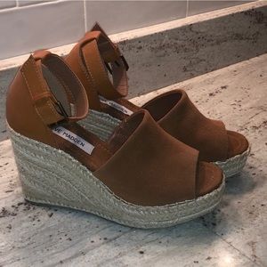 STEVE MADDEN
JAYLEN WEDGE SANDAL